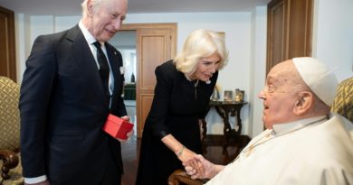 Le roi Charles III va prier avec le pape au Vatican, une première