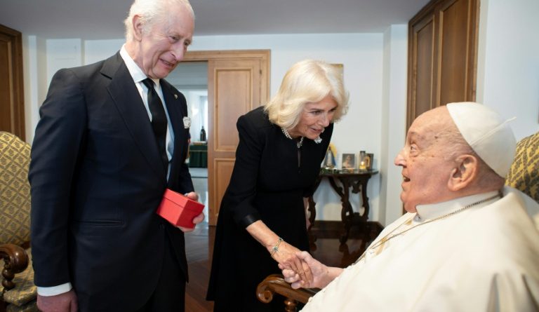 Le roi Charles III va prier avec le pape au Vatican, une première