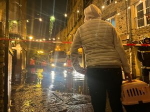 « L’eau rentrait dans la salle à manger, je suis sortie » : la place de la Révolution inondée à Cherbourg