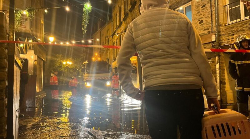 « L’eau rentrait dans la salle à manger, je suis sortie » : la place de la Révolution inondée à Cherbourg