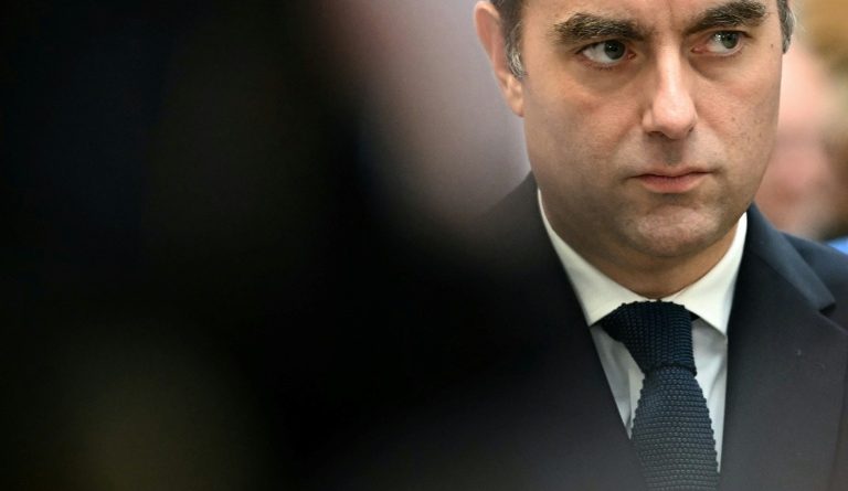 Lecornu au défi de composer un gouvernement