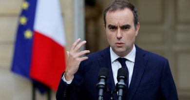 Lecornu, reconduit par Macron, dans une course contre la montre pour former un gouvernement