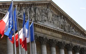 Les députés et sénateurs questionnent le gouvernement sur ses décisions récentes