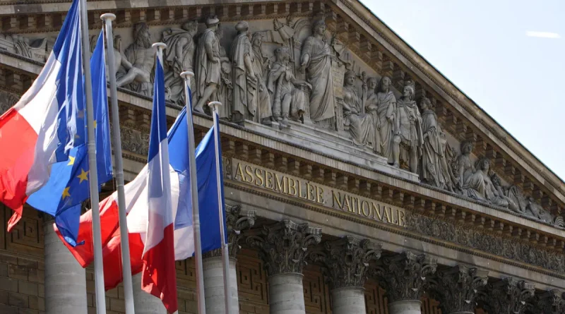 Les députés et sénateurs questionnent le gouvernement sur ses décisions récentes