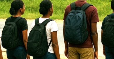 Les élèves luttent  pour aller à l'école