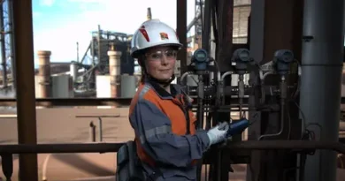 "Les femmes ont leur place dans l'industrie" : comment les entreprises en Paca tentent séduire les jeunes générations
