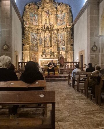 Los Masos/ Retour : hier avait lieu un concert de guitare classique dans l'église...