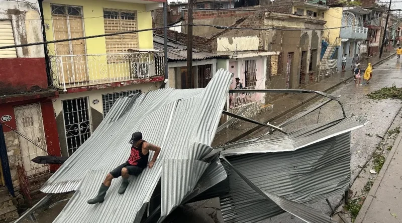 L'ouragan Melissa cause des dégâts à Cuba et fait plus de 10 morts lors d'inondations en Haïti.