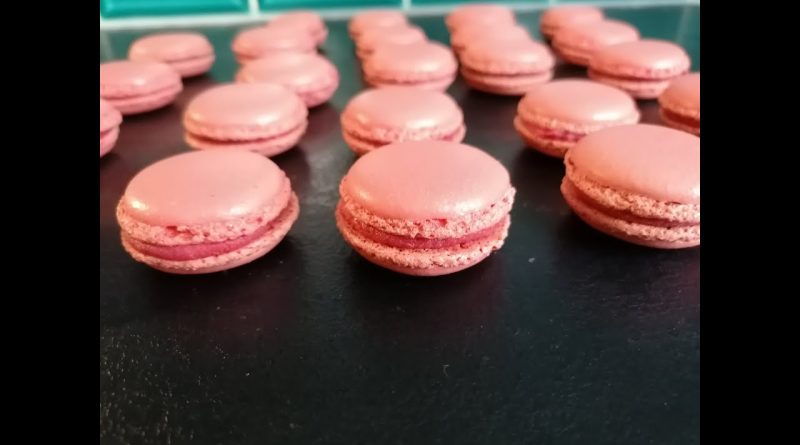 Macarons framboise : délicieuse meringue française.