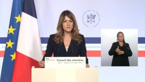 Macron : les motions de censure équivalent à des dissolutions