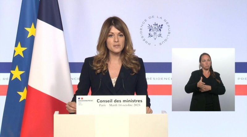 Macron : les motions de censure équivalent à des dissolutions