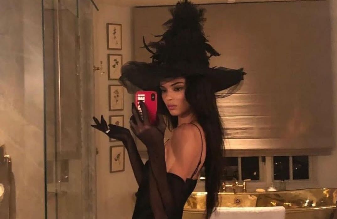 Kendall Jenner et Vanessa Hudgens adoptent la manucure de sorcière pour Halloween avec cette couleur de vernis