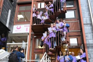 "Mon accouchement était difficile mais magique car j'étais écoutée" : des centaines de personnes manifestent contre la fermeture de la maternité des Lilas