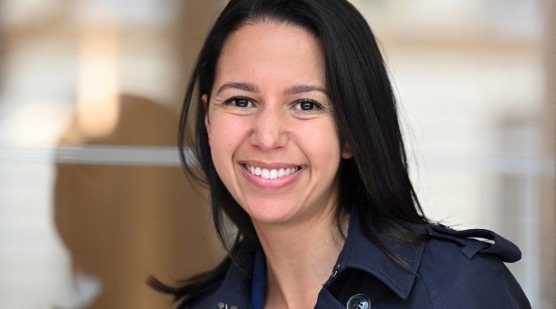 Naïma Moutchou, une ancienne avocate ministre des Outre-mer