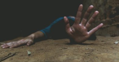 « Ne dis rien à ta mère, de toute façon elle ne te croira pas »