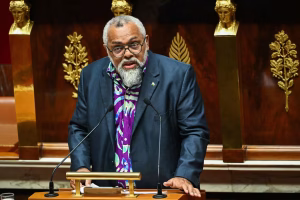 Nouvelle-Calédonie : l’Assemblée vote le report des élections, le gouvernement jette le trouble