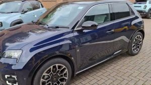 Nouvelle Renault 5 Roland Garros 150 ch 52 kWh en bleu nuit