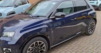 Nouvelle Renault 5 Roland Garros 150 ch 52 kWh en bleu nuit