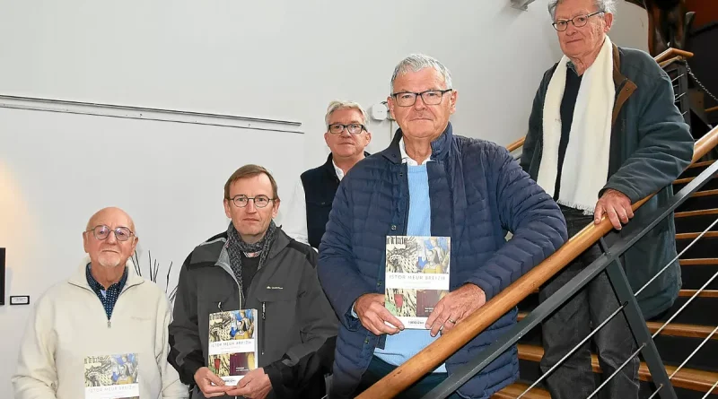 « On voulait un livre grand public » : une version en breton de « La Grande histoire de la Bretagne » lancée au festival de Carhaix