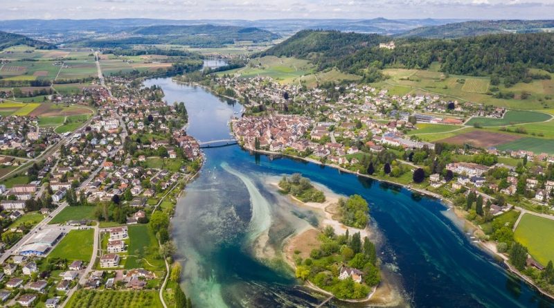 PENDANT CE TEMPS LA DE L'AUTRE COTE DU RHIN