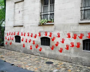 « Mains rouges » sur le Mémorial de la Shoah : ce qu'il faut savoir du procès de quatre Bulgares qui s'ouvre ce mercredi - L'Humanité