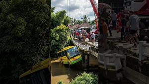 Processus d'évacuation d'un bus tombé dans la rivière