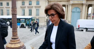 Rachida Dati pourra-t-elle être investie par LR à Paris malgré son entrée au gouvernement contre l’avis du parti ?