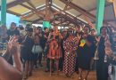 Rassemblement important de parents d'élève dans l'enceinte du collège Auguste-Dédé