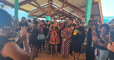Rassemblement important de parents d'élève dans l'enceinte du collège Auguste-Dédé
