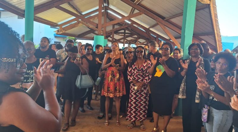 Rassemblement important de parents d'élève dans l'enceinte du collège Auguste-Dédé