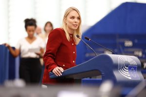 Renew exhorte l’UE à lutter contre la « conception addictive » et à protéger la santé mentale des jeunes | Euractiv FR
