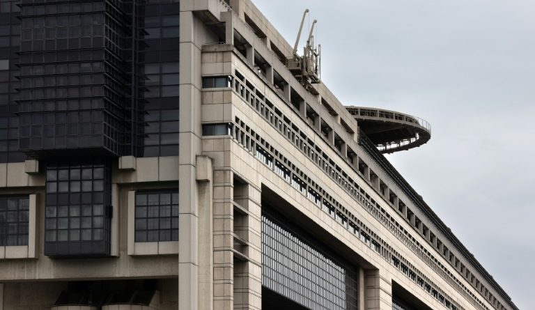 S&P dégrade la note de la France, avertissement au nouveau gouvernement