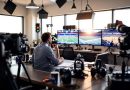 Technicien surveillant des écrans de retransmission de matchs