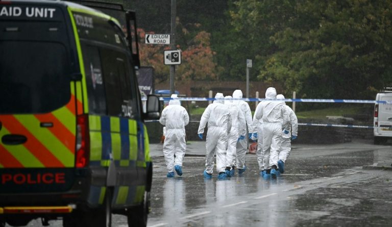 Six personnes interrogées par la police après l'attaque devant une synagogue à Manchester