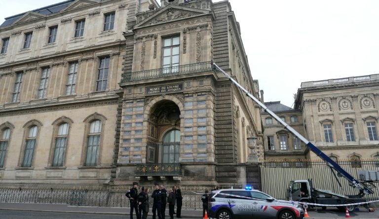 Spectaculaire cambriolage au Louvre, des bijoux "inestimables" dérobés