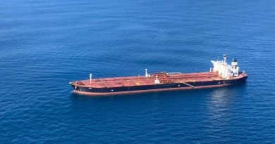 Survol du Danemark par des drones : garde à vue pour des membres de l'équipage du navire fantôme russe immobilisé au large de Saint-Nazaire