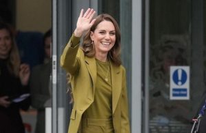 Tailleur et pull fin coordonné : Kate Middleton adopte le total look vert pistache, la teinte la plus gourmande de l'automne - Elle