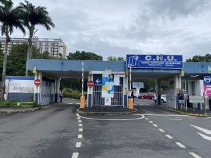 Tensions au CHU de Guadeloupe : le préfet appelle au dialogue face aux barrages filtrants