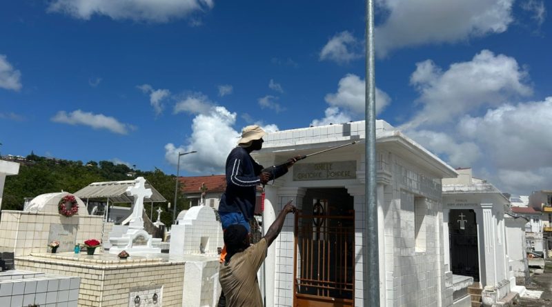 Toussaint : les jobeurs mobilisés au cimetière de La Levée à Fort-de-France
