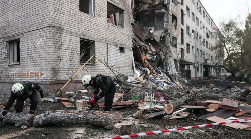 Trois morts et des coupures d'électricité en Ukraine à la suite de frappes russes | RTS