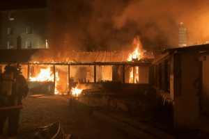 Trois suspects interpellés et placés en garde à vue après l'incendie d'une habitation