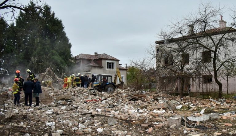 Ukraine: cinq morts et des coupures de courant après des frappes russes