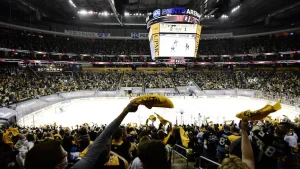 Un amateur des Penguins est hospitalisé après avoir chuté du balcon à Pittsburgh