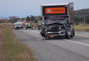 Une camionnette lourdement accidentée sur la route.