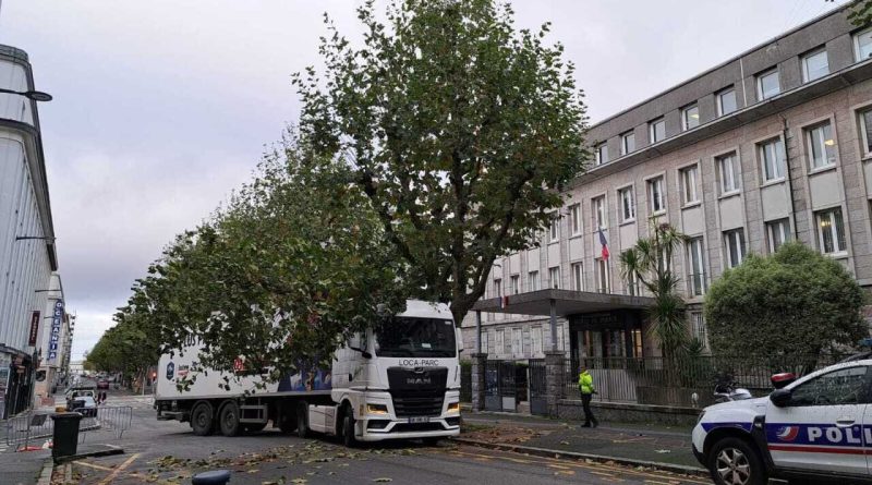 Un camion en fâcheuse posture dans le centre-ville de Brest