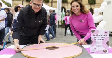 Un carac rose géant dévoilé et dévoré à Yverdon-les-Bains pour sensibiliser au cancer du sein | RTS