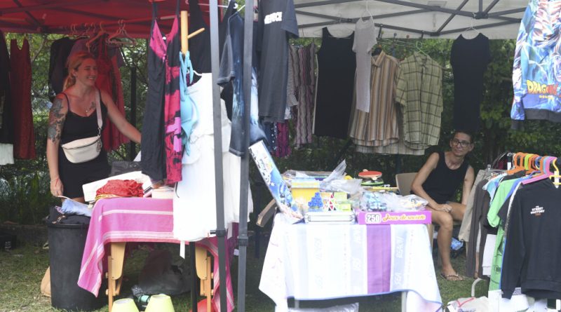 Un moment de convivialité  au vide-grenier de Riflet