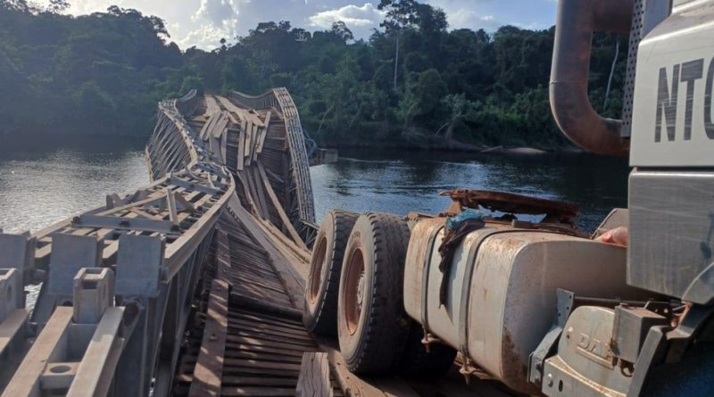 Un pont s'effondre au Suriname