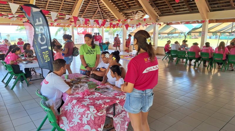 Des stands et des ateliers à la mairie, au plus près de la population (Crédit : Anne-Charlotte Lehartel).
