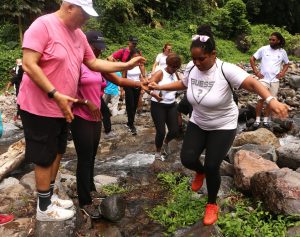 Une bénéfique marche en montagne au bord de l'eau